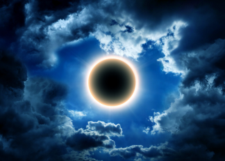 Eclipse solar sob o olhar da normalização 